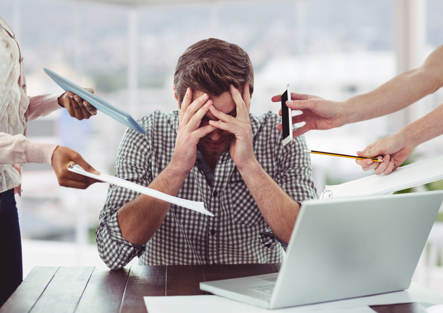 Un “ambiente lavorativo stressogeno” viola il diritto fondamentale della persona del lavoratore.