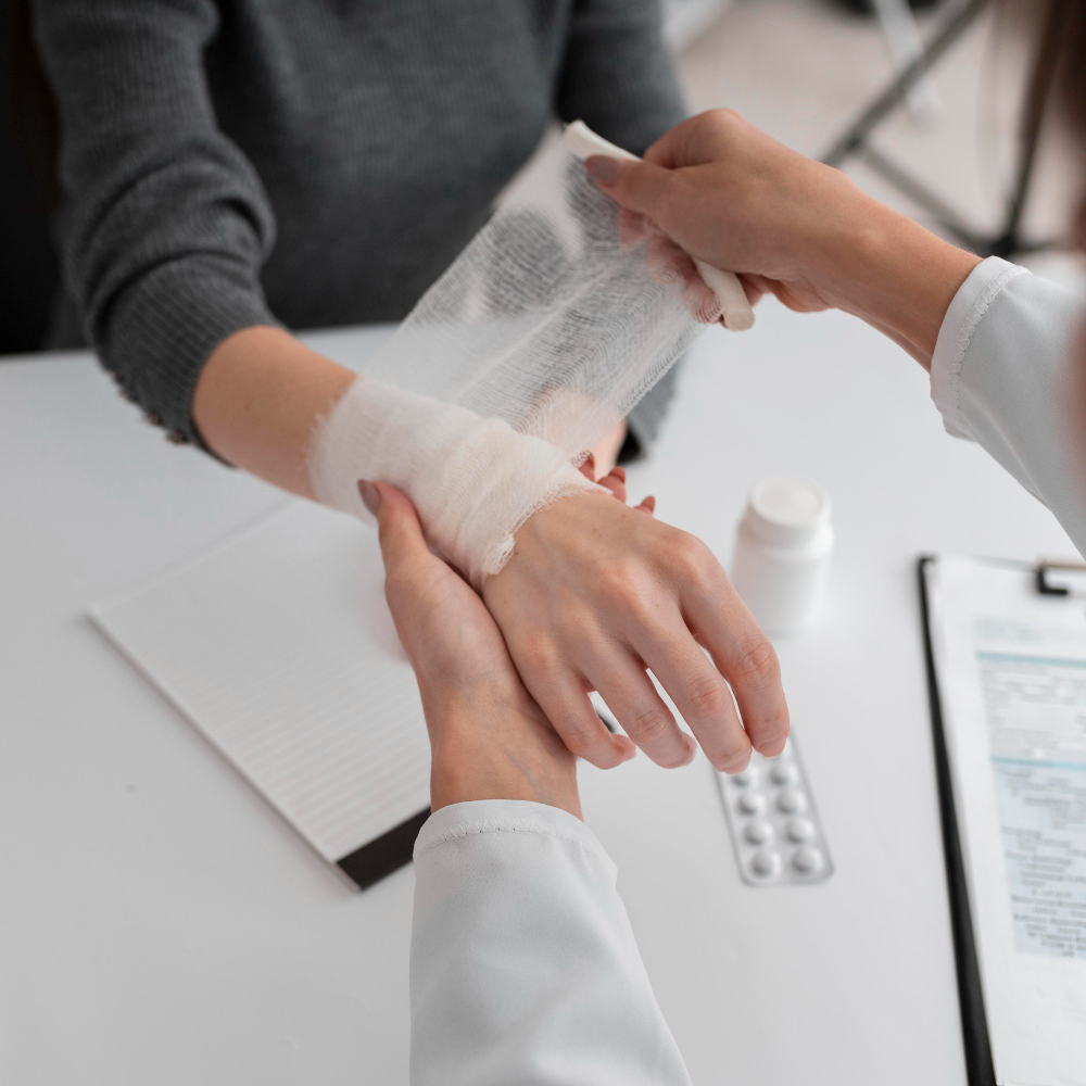 Il lavoratore infortunato deve provare l’inadempimento e il nesso di causalità materiale con il danno subito, ma non anche la colpa del datore di lavoro.￼